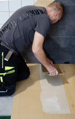 LEPIŤ, ČI NELEPIŤ KOMPOZITNÚ PODLAHU